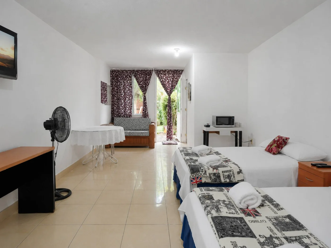 La habitación con mesa y sillas